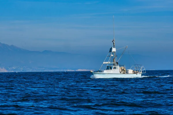 Fshing Boat in Blue Harbor — Stock Photo, Image