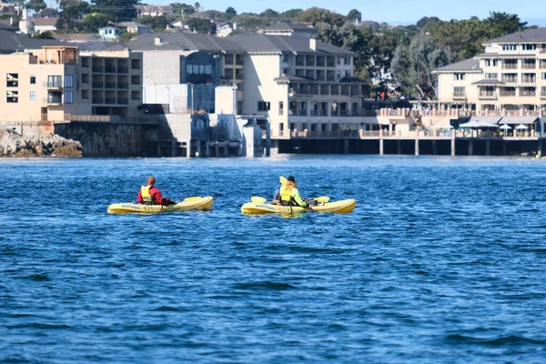 Gelbe Kajaks in Monterey — Stockfoto