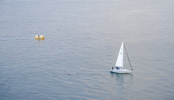 Duża żaglówka i mała żółta łódź — Zdjęcie stockowe