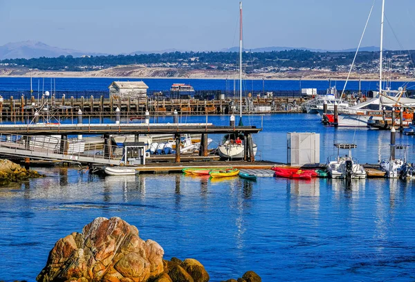 Monterey Rıhtımı Marina 'yı Geçince — Stok fotoğraf