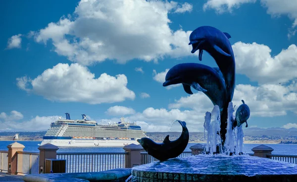 Cruiseschip voorbij Dolfijn Beeldhouwkunst — Stockfoto