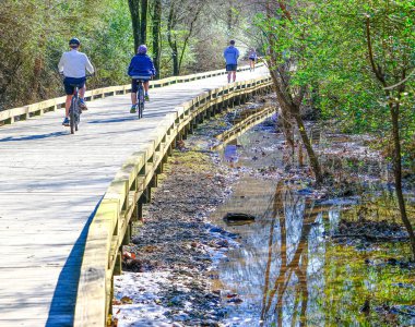 Sel Altındaki Bataklıkta Bisiklet ve Koşu