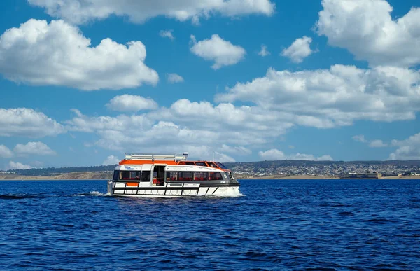 Rettungsboot im Blauen Wasser — Stockfoto