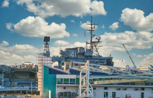 Porte-avions au-delà du bâtiment portuaire — Photo