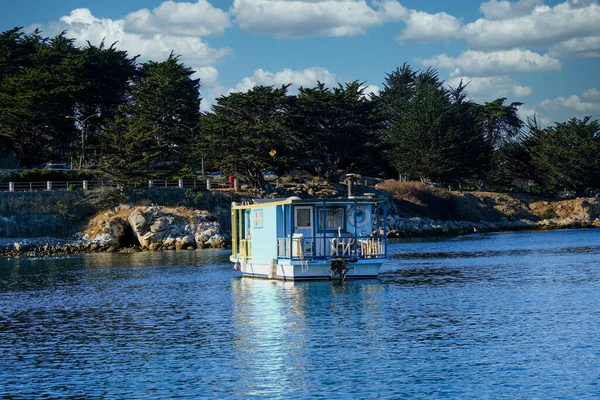 Niebieski Houseboat w zatoce MOnterey — Zdjęcie stockowe