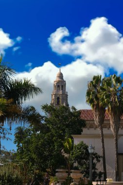 Çan kulesi ve palmiye ağaçları