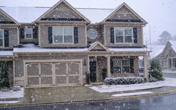 Snö faller på radhus — Stockfoto