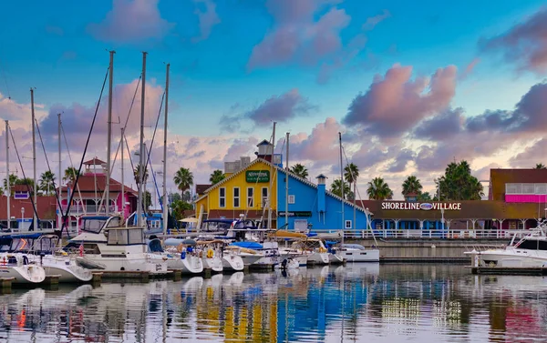 Crepuscolo al villaggio di Shoreline — Foto Stock