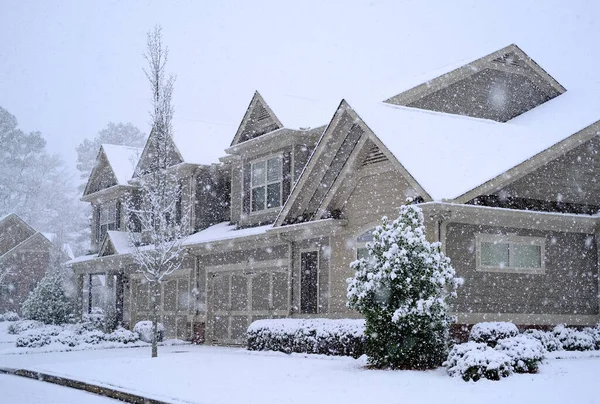 Neve pesada em casas da cidade — Fotografia de Stock