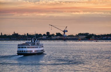 Sunset 'te Ferry ve Crane.
