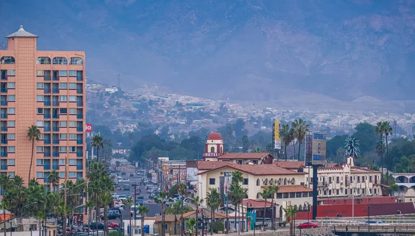 Отели Ensenada Against Mountains — стоковое фото