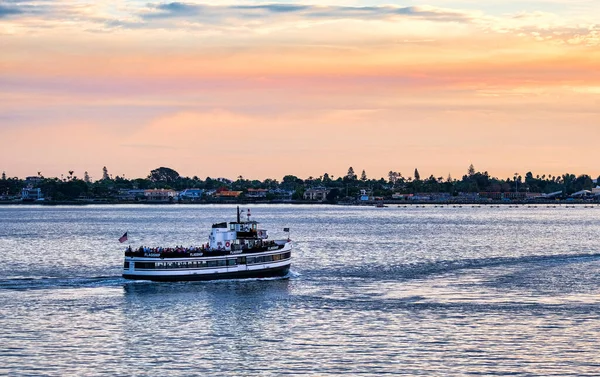 Flagship Ferry bij Dusk — Stockfoto
