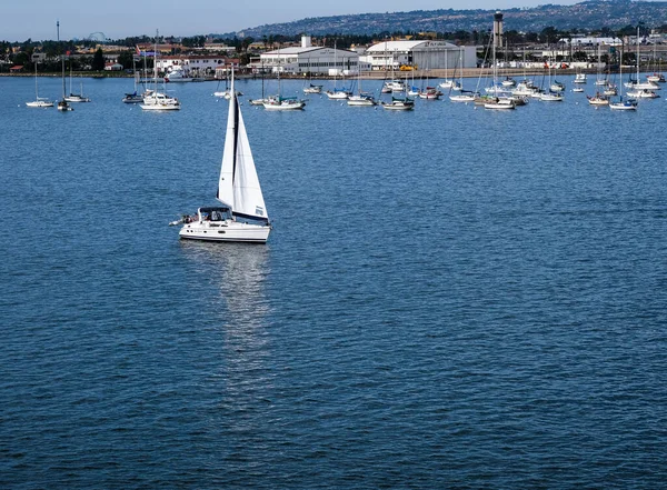 Weißes Segelboot im Blue Harbor — Stockfoto