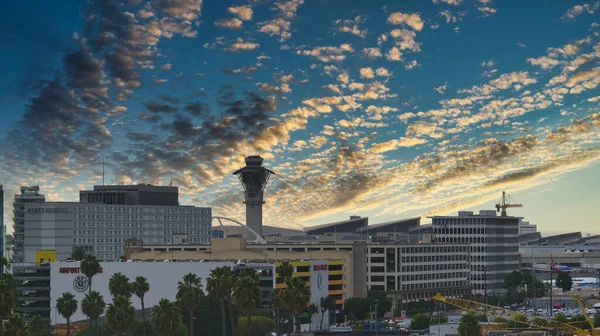 Аэропорт LAX в сумерках — стоковое фото