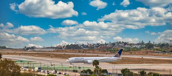 LAX 에 있는 United Airlines Taxis — 스톡 사진