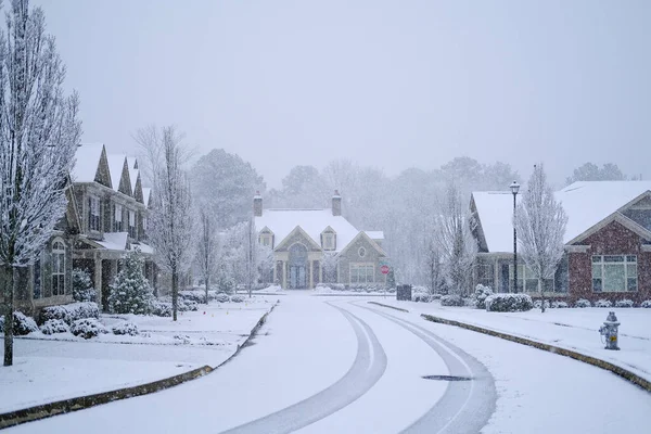 Nieve pesada en Townhomes — Foto de Stock