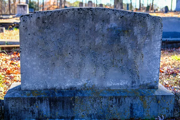 Antigua lápida de granito en blanco — Foto de Stock