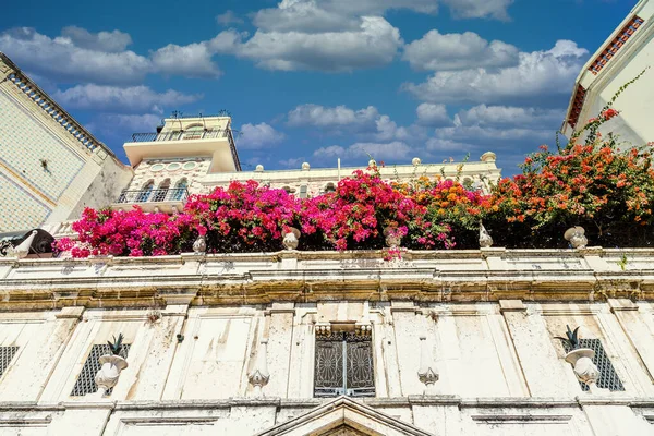 Lila Blommor Balkongen Gammal Lissabon Lägenhet Byggnad — Stockfoto