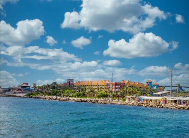 Curacao adasındaki renkli deniz manzaralı mimari