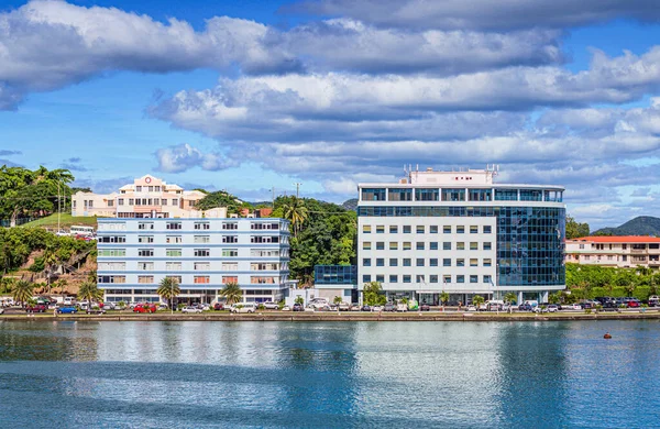 St. Lucia Limanı 'ndaki iki mavi ofis binası.