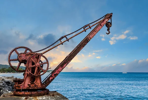 Old Red Rusty Crane by Sea al anochecer —  Fotos de Stock