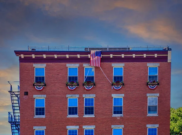 Bandiera Americana Bunting Old Brick Building — Foto Stock