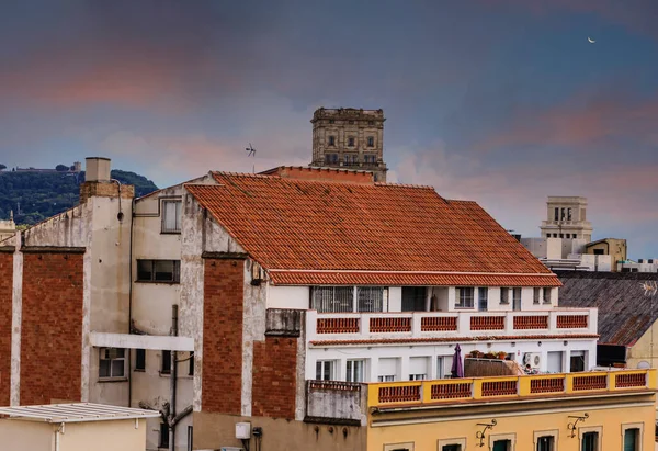バルセロナアパートメントビルのオレンジタイルの屋根 — ストック写真