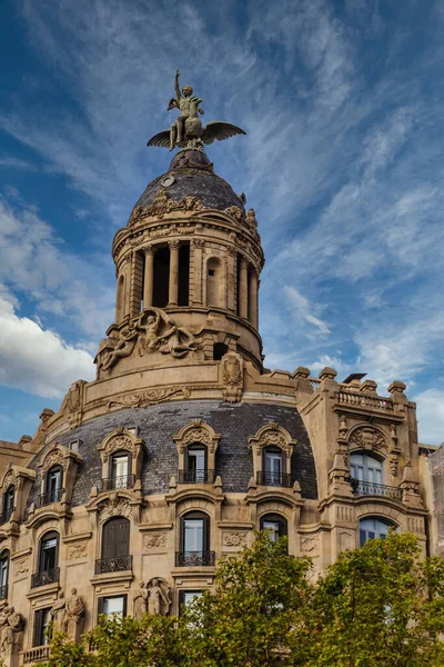 Una Estatua Antiguo Edificio Barcelona — Foto de Stock