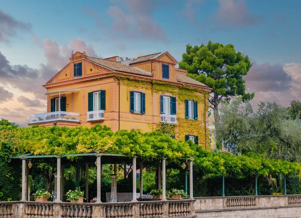 Κήπος Από Μια Πολύχρωμη Βίλα Στο Sorrento — Φωτογραφία Αρχείου