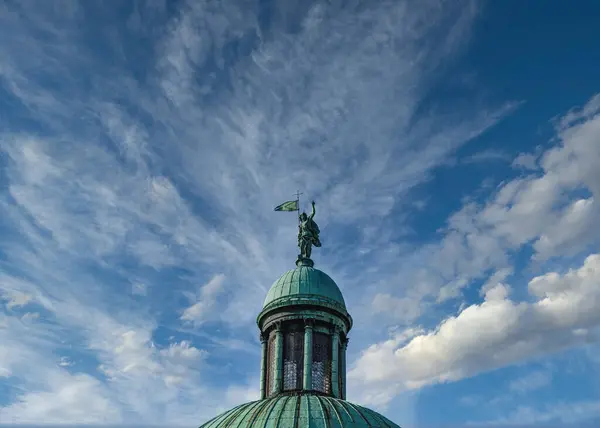Antigua Estatua Cúpula Verde Contra Cielo Azul — Foto de Stock