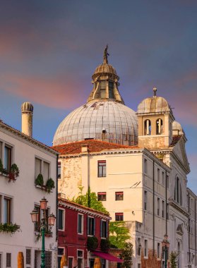 Eski Venedik Binalarının Ötesindeki Antik Kilise Kubbesi