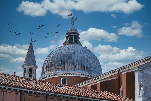 Cúpula Vieja Iglesia Venecia Más Allá Del Tejado Tejas Rojas — Foto de Stock