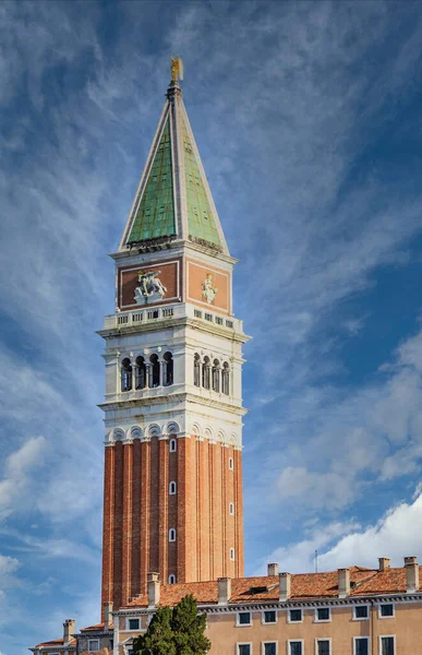 Mark Glockenturm Vor Blauem Himmel — Stockfoto