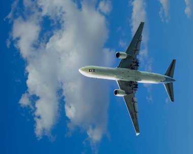 Güzel Gökyüzünde Ticari Jet