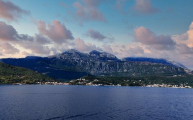 Kotor Körfezi 'ndeki Evler ve Dağlar