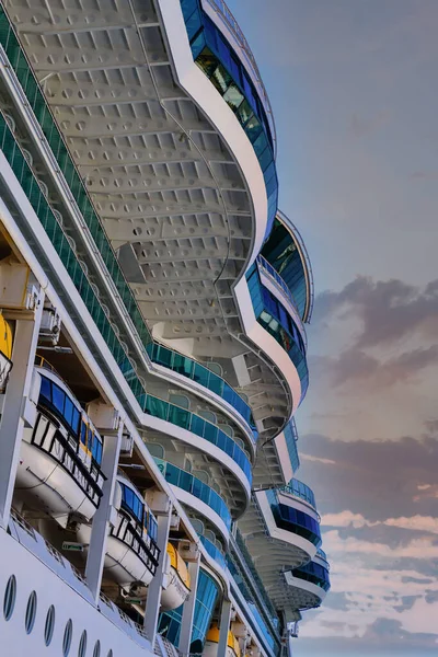 Lifeboats and Upper Decsk on a Cruise Ship — Stock Photo, Image