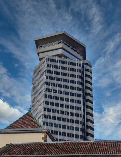 Torre moderna sobre telhado telha vermelha — Fotografia de Stock