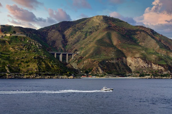 Pilot Boat Through Strait of Messina — Stock Photo, Image