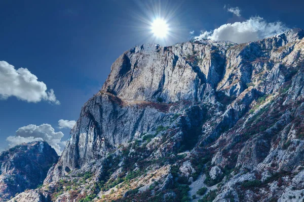 Luz solar no penhasco da montanha em Kotor — Fotografia de Stock