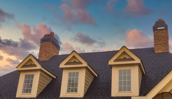 Três Dormers e duas chaminés de tijolo — Fotografia de Stock