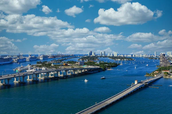 Puentes y Yates en Bahía Vizcaya —  Fotos de Stock