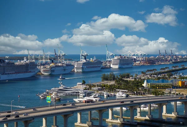 Vier Kreuzfahrtschiffe im Hafen von Miami — Stockfoto