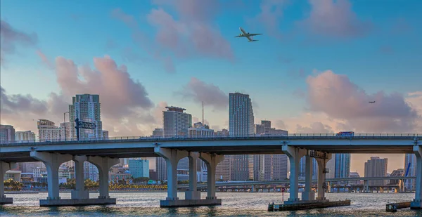Aerei sopra Miami al tramonto — Foto Stock