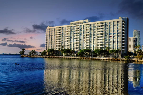 Reflexão de Miami Hotel em Biscayne Bay — Fotografia de Stock
