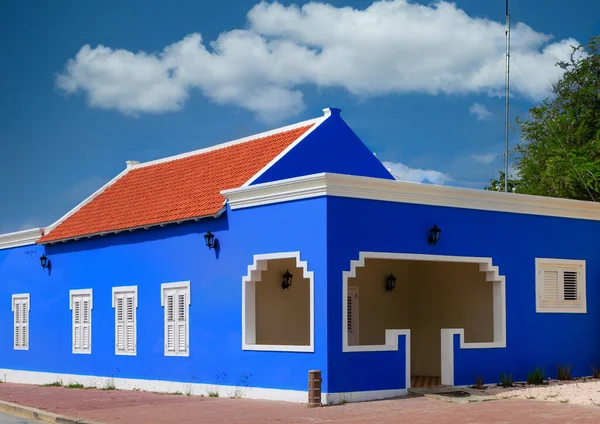 Будівля блакитного пластера з помаранчевим дахом — стокове фото