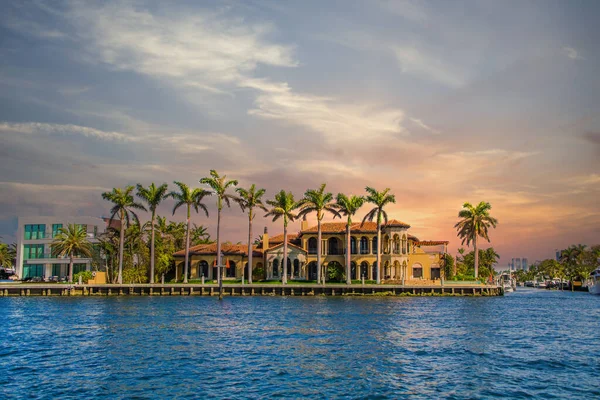 Duży dom w Fort Lauderdale o zachodzie słońca — Zdjęcie stockowe