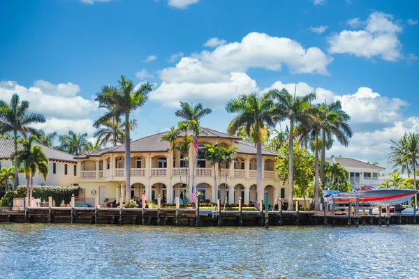 Fort Lauderdale 'de teknesi olan büyük bir ev. — Stok fotoğraf