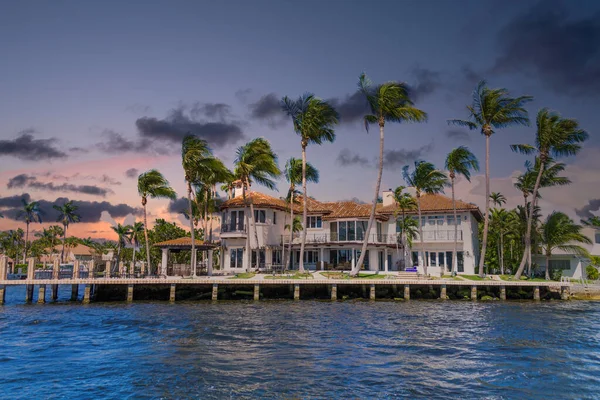 Palmbomen rond Mansion bij Dusk — Stockfoto