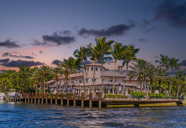 White Mansion and Palm Trees at Sunset — Stock Photo, Image