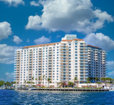 Tropics 'te Bir Kıyı Apartmanı
